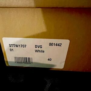 Esseutesse Leather Fringe Sneaker